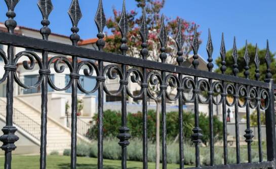 Jak stal czarna wspiera rozwój nowoczesnych systemów ogrodzeniowych?