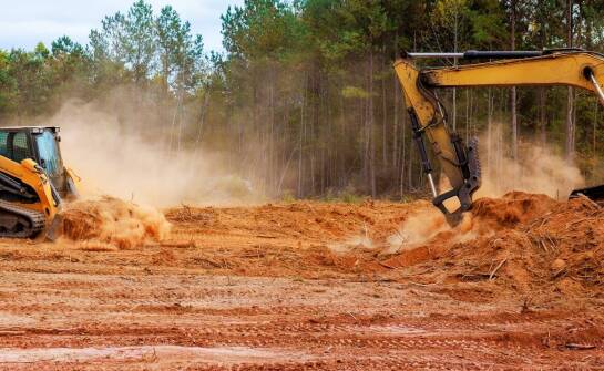 Niwelacja terenu a przygotowanie pod budowę – co warto wiedzieć?