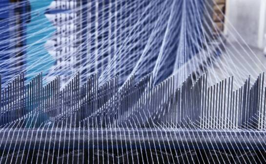 Jakie są główne wyzwania w produkcji strunowych torebek z suwakiem?