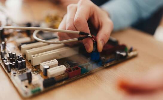 Jak naprawa uszkodzonych ścieżek wpływa na działanie MacBooka?