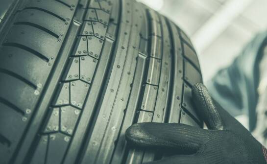 Jak napełnianie elastomerem opon poprawia efektywność operacyjną maszyn?