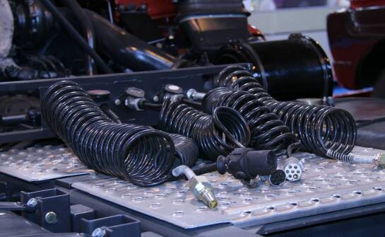 Zastosowanie pneumatycznych złącz w systemach transportowych