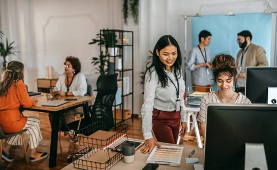 Jak obsługa zdjęciowych planów wpływa na dynamikę pracy kreatywnego zespołu