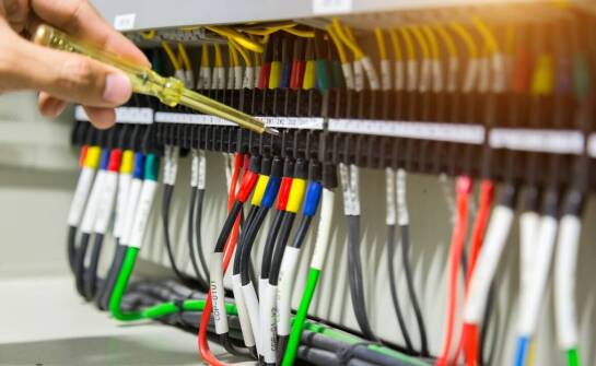 Prefabrykacja szaf sterowniczych: znaczenie elektrycznych testów i montażu