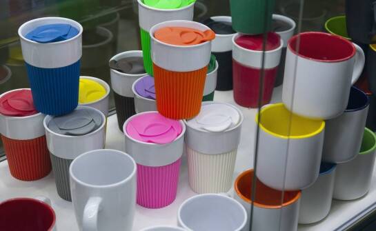 Jakie są kluczowe cechy dobrych papierowych kubków dla lokali w Warszawie?