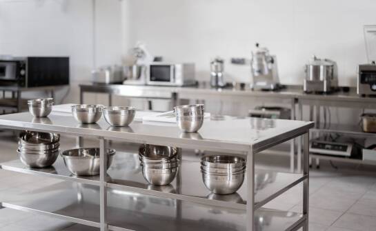 Jakie zalety mają stoły gastronomiczne zaprojektowane na specjalne zamówienie?