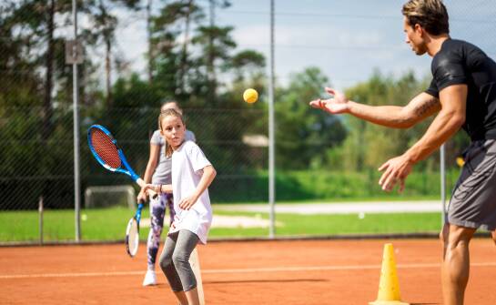 Znaczenie różnorodnych aktywności na półkoloniach tenisowych