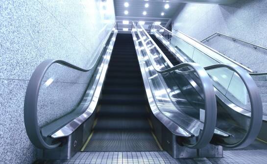 Jakie zespoły napędowe są najczęściej stosowane w nowoczesnych schodach ruchomych?