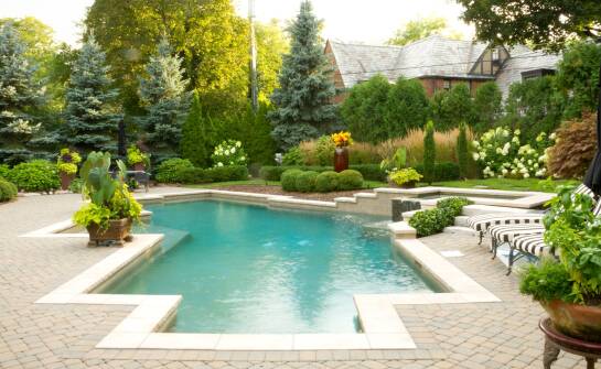 Budowa basenów a estetyka ogrodowa – jak harmonijnie zintegrować przestrzeń?