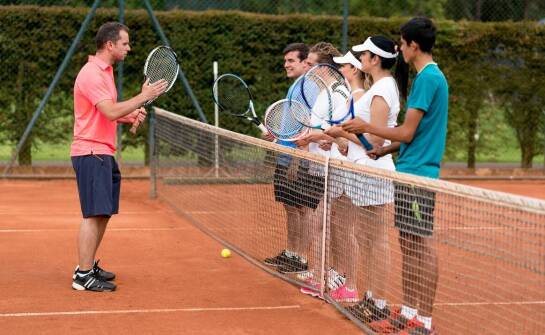 Znaczenie grupowych zajęć tenisowych na obozach sportowych