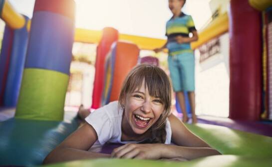 Jak zamki dmuchane dla dzieci mogą wspierać organizację wydarzeń sportowych?