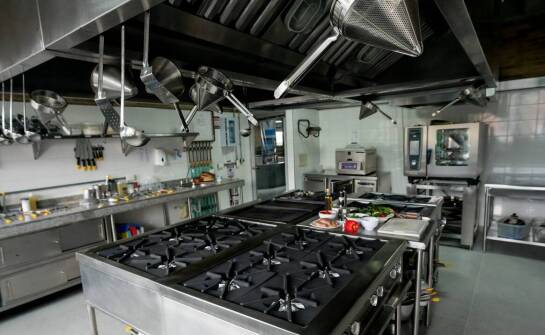 Jak producent okapów gastronomicznych wpływa na efektywność energetyczną kuchni?