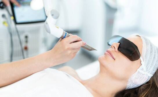 Laserowe usuwanie przebarwień: jakie efekty można osiągnąć?