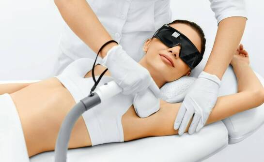 Jakie korzyści przynosi laserowa depilacja w porównaniu do tradycyjnych metod?