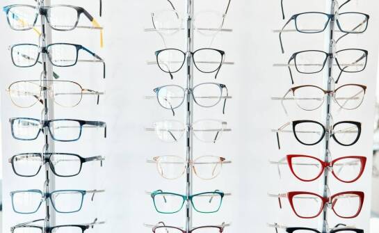 Jakie technologie stosowane są w okularach, aby zwiększyć komfort ich noszenia?