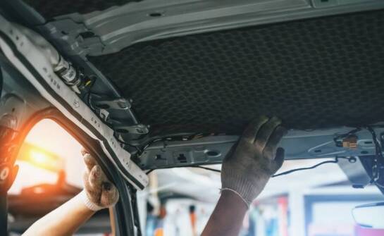 Czy naprawa podsufitki może wpłynąć na akustyczną izolację w aucie?