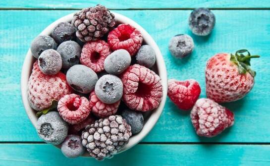 Jak wykorzystać owoce mrożone do tworzenia orzeźwiających napojów i koktajli?