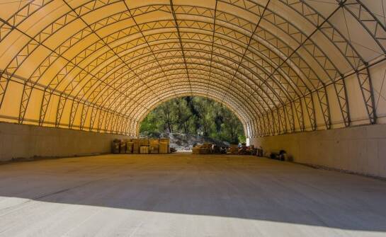 Odporność łukowych hal na trudne warunki pogodowe w rolnictwie