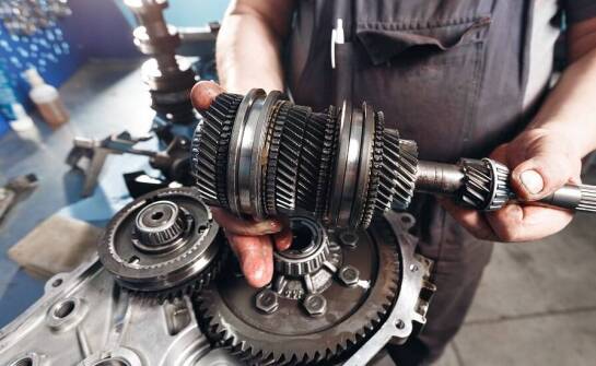 Regeneracja skrzyni biegów: co obejmuje usługa profesjonalnego warsztatu?