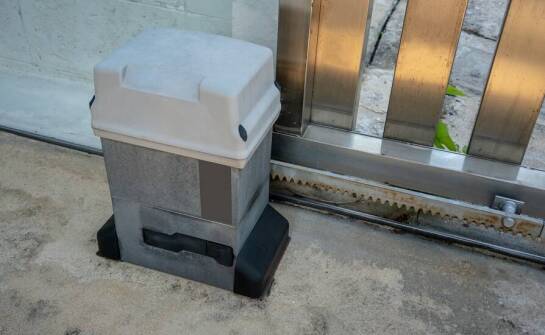 Automatyka bram przemysłowych – co warto wiedzieć przed zakupem?