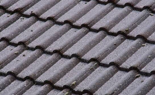 Jak blachodachówka z posypką mineralną wpływa na estetykę i koszt dachu?