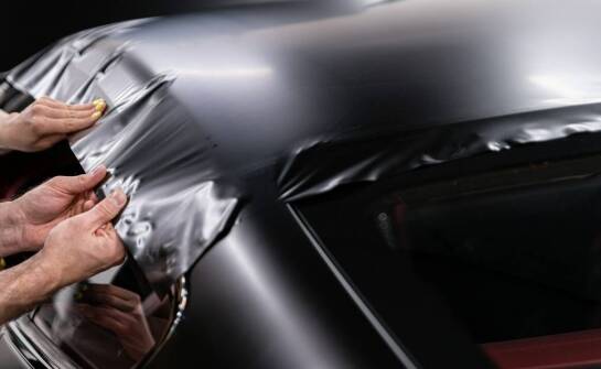 Wpływ ochronnej folii na aerodynamikę samochodu – fakty i mity