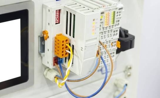 Jak programowanie sterowników Siemens S1200 i S1500 wpływa na efektywność produkcji?