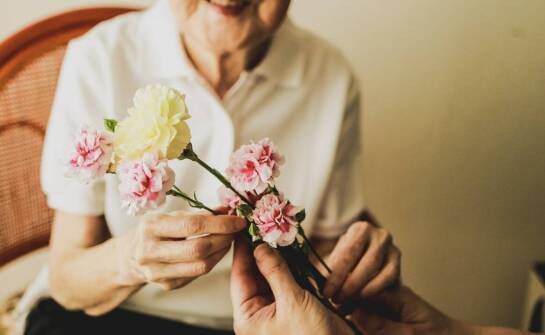 Jak dom opieki wspiera zdrowie psychiczne seniorów poprzez zajęciowe terapie?