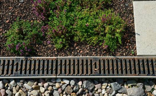 Zalety stosowania krawężnikowych odwodnień w obszarach zurbanizowanych