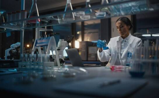 Szafa laminarna z pionowym przepływem powietrza – dlaczego warto wybrać ją?