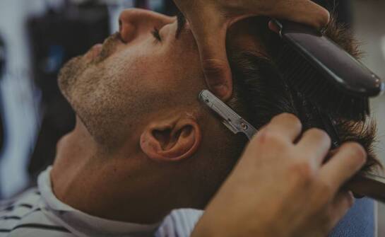 Co wyróżnia męskie strzyżenie oferowane przez fryzjera na Kabatach?