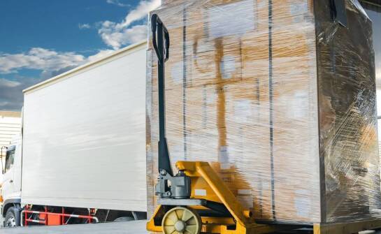 Znaczenie folii stretch w zabezpieczaniu ładunków podczas transportu