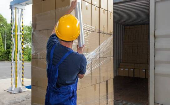 Rola foliowych kapturów na palety w poprawie wydajności logistycznej