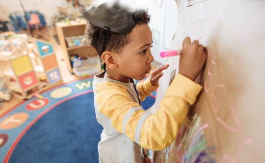Jak niepubliczne przedszkole integruje dzieci w różnych grupach wiekowych?