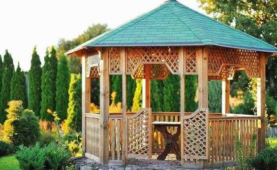 Altanki ogrodowe – jak wybrać model odpowiedni na każdą pogodę?