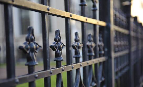 Frontowe ogrodzenia z dekoracyjnymi elementami: jakie opcje są dostępne?