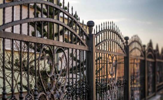 Znaczenie wysokiej jakości wykonania w metalowych ogrodzeniach