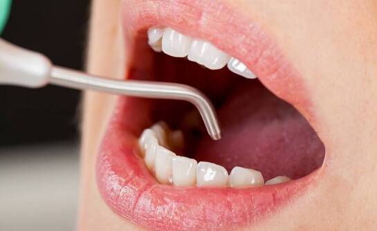 Czym różni się periodontologia od innych dziedzin stomatologii?