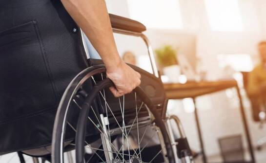 Zastosowanie nowoczesnych wózków inwalidzkich elektrycznych w codziennym życiu osób z niepełnosprawnościami