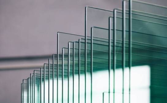 Dlaczego płyty plastikowe przezroczyste są idealnym wyborem dla sektora maszynowego?