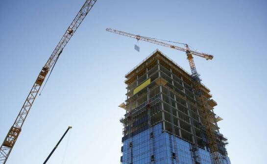 Zalety wynajmu dźwigów w projektach budowlanych i rozbiórkowych