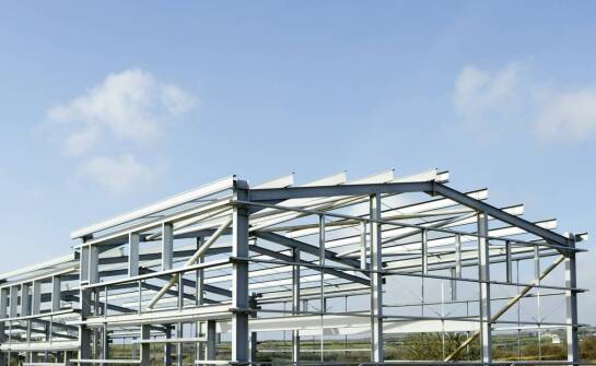 Zastosowanie nowoczesnych materiałów przez producentów stalowych konstrukcji