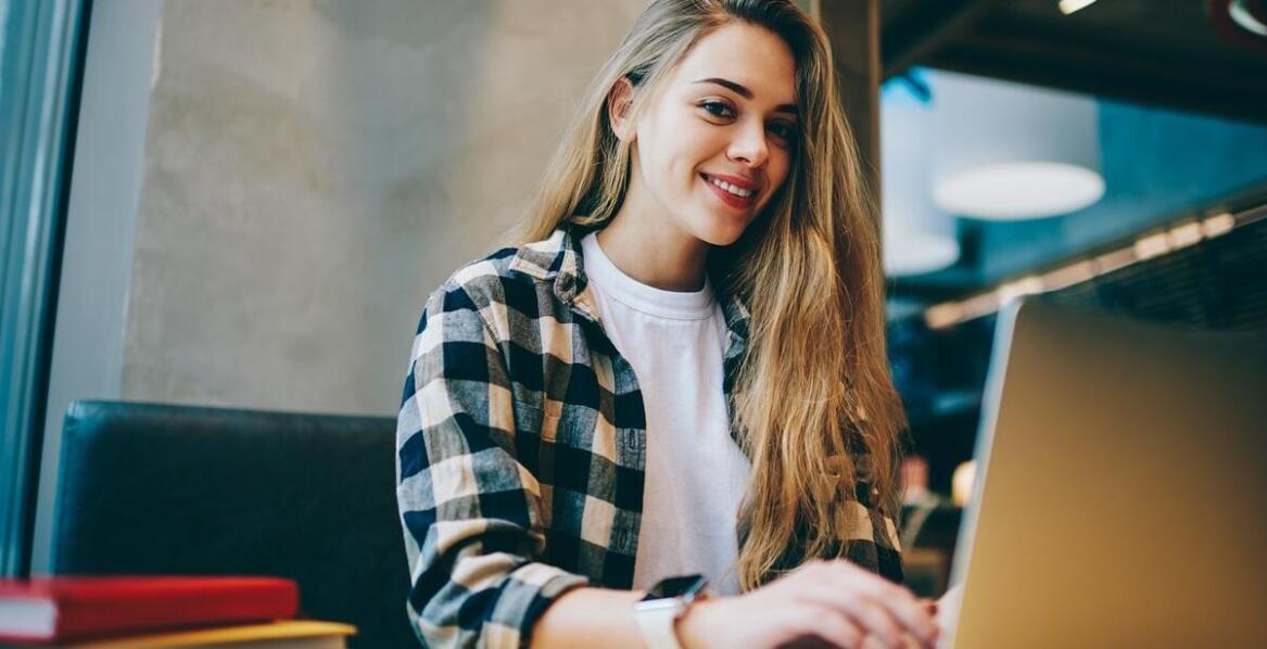 Jak elastyczność czasu nauki wpływa na sukces w online kursach francuskiego?