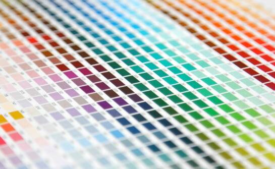 Rola specjalnych farb z pigmentem w tworzeniu dynamicznych projektów drukarskich