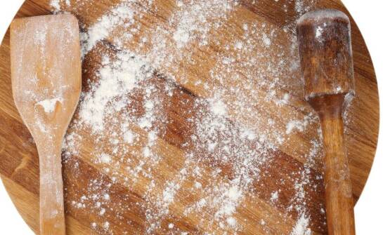 Jakie są zalety stosowania spożywczej soli kamiennej w piekarnictwie?