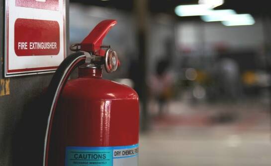 Korzyści z użycia akrylowej taśmy w ochronie przeciwpożarowej