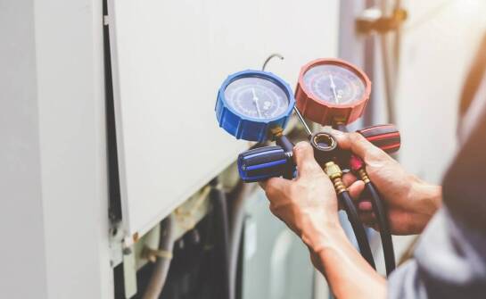 Jakie są kluczowe etapy serwisowania klimatyzacyjnych systemów?