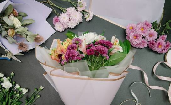 Jak ozdobny papier do kwiatów może odmienić wystrój wnętrz?