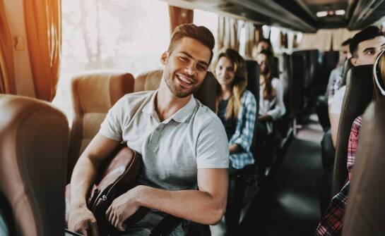 Komfort grupowej podróży dzięki nowoczesnym busom z wypożyczalni