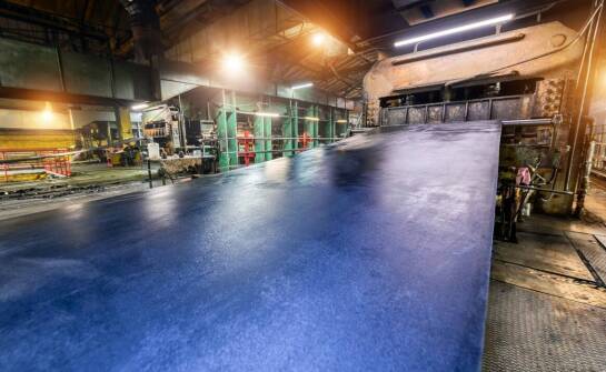 Jakie są wyzwania i korzyści przy barwieniu aluminium w produkcji seryjnej?